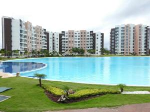 una gran piscina frente a los edificios de apartamentos en Dream Lagoons, en Cancún