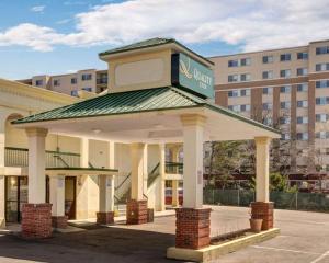 einen Pavillon auf einem Parkplatz vor einem Gebäude in der Unterkunft Quality Inn Takoma Park in Takoma Park