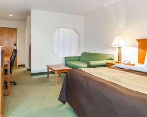 Ένα ή περισσότερα κρεβάτια σε δωμάτιο στο Quality Inn & Suites Near Amish Country +9 φωτογραφίες
