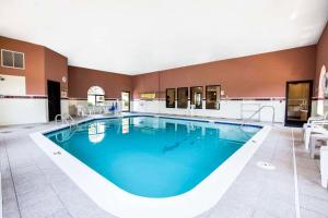 Piscina a Quality Inn Monee I-57 o a prop