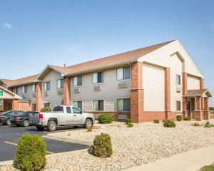 a apartment building with a truck parked in a parking lot at Quality Inn Ottawa near Starved Rock State Park in Ottawa