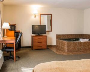 Durand的住宿－杜蘭德品質酒店，酒店的客房 - 带一张床、一台电视和一张书桌