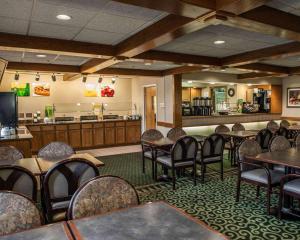 uma sala de jantar com mesas e cadeiras e uma cafetaria em Quality Inn & Suites em Goshen