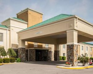 a large office building with a large entrance at Quality Inn Hayti North in Hayti