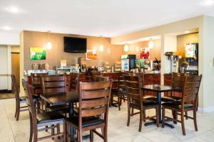 un restaurante con mesas y sillas y un bar en Quality Inn Monee I-57, en Monee