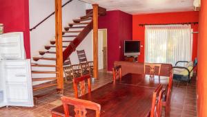 uma sala de estar com uma mesa de jantar e uma escadaria em LC17 La Cometa Center of Tamarindo 2bed+2.5bath em Tamarindo