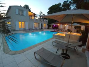 Πισίνα στο ή κοντά στο Chez Isabelle et Guy B&B