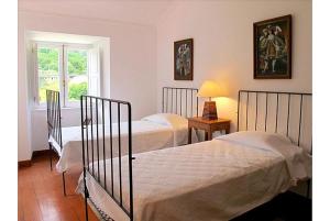 Postel nebo postele na pokoji v ubytování Heart of Sintra - Amazing Views, Pool & Garden