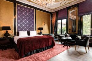 a bedroom with a bed and a table and chairs at The Pavilions Amsterdam, The Toren in Amsterdam