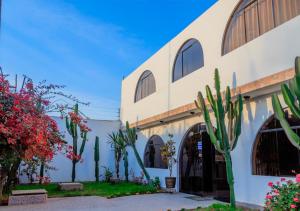 een gebouw met een bos planten ervoor bij Hotel Viñas del Sol Eterno in Chincha Alta