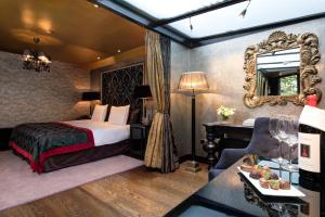a bedroom with a bed and a mirror and a desk at The Pavilions Amsterdam, The Toren in Amsterdam