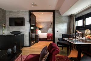 a living room with a room with a bedroom at The Pavilions Amsterdam, The Toren in Amsterdam