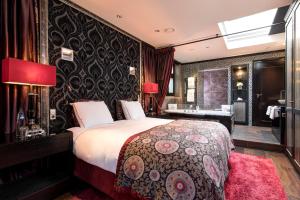 a bedroom with a large bed and a bathroom at The Pavilions Amsterdam, The Toren in Amsterdam