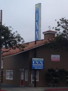 Un bâtiment avec un panneau en haut dans l'établissement Beachway Inn, à Arroyo Grande