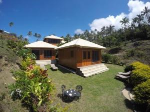 uma pequena cabana no quintal de uma casa em Fiji Lodge Vosa Ni Ua em Savusavu