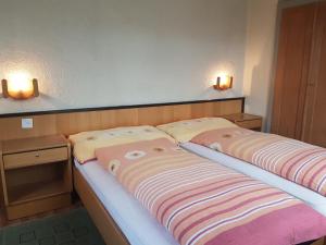 Rúm í herbergi á Hotel Simplon-Blick