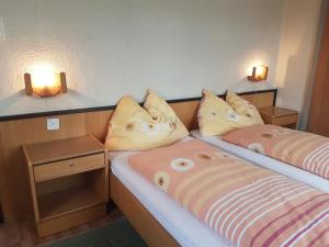 Rúm í herbergi á Hotel Simplon-Blick