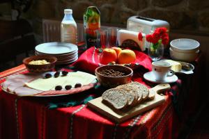 uma mesa com pão e outros alimentos em Melnik Pyramids Guesthouse em Zlatkov Chiflik