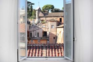 una ventana abierta con vistas a la ciudad en Bella Nonna en Roma