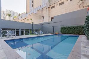 A piscina localizada em BHomy Jardins Poucos metros da Paulista NO1712 ou nos arredores