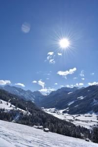 Blick auf einen schneebedeckten Berg mit der Sonne am Himmel in der Unterkunft Vorderstuhlhof in Kleinarl