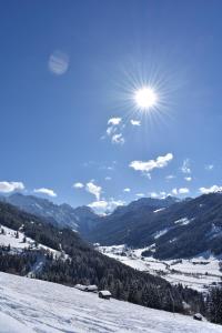 クライナルにあるVorderstuhlhofの雪山の空の太陽を望む
