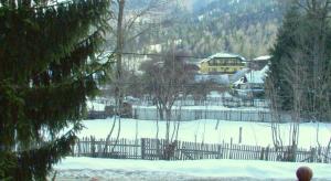 una recinzione di fronte a una casa nella neve di Villa Melania ad Azuga