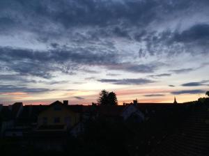 Pohľad na východ alebo západ slnka z apartmánu alebo blízkeho okolia