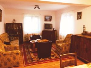 un soggiorno con due sedie e un tavolo di Villa Melania ad Azuga