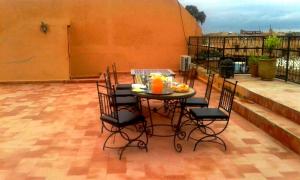 - une table et des chaises au-dessus du patio dans l'établissement Appartements Ziad Guéliz, à Marrakech