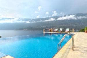 卡斯的住宿－Villa Poseidon-in winter heated outdoor pool，享有水景的游泳池
