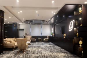 a lobby with a waiting area with couches and chairs at Dior Inn Apartment Hotel in Jeddah