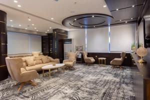 - un hall avec un canapé, des chaises et une table dans l'établissement Dior Inn Apartment Hotel, à Djeddah