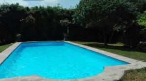 una gran piscina azul en un patio en Errotazar apartamento E, en Alsasua