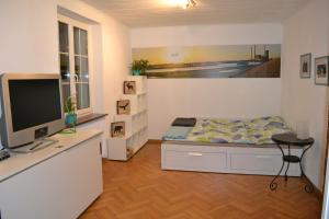 グレンツァッハ・ヴィレンにあるFewo Grenzachのベッドルーム1室(ベッド1台、デスク、テレビ付)