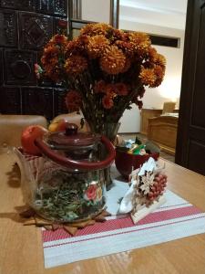 カームヤネツィ・ポジーリシクィイにあるApartment in the center of old townの花瓶と茶鍋付きテーブル