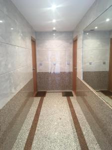 イルンにあるReal Unión by Basquelidaysのバスルーム(シャワー、ガラスドア付)