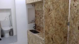 リスボンにあるCity Center | Chiado Typical Small flatのバスルーム(シャワー、洗面台、トイレ付)