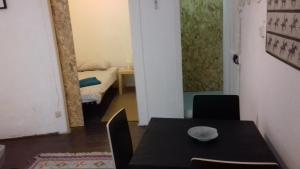 リスボンにあるCity Center | Chiado Typical Small flatのダイニングルーム(テーブル、椅子付)、ベッドルーム1室