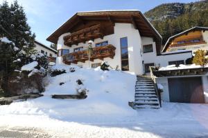 ein Haus mit Schnee davor in der Unterkunft Ferienwohnung Bergler in Trins