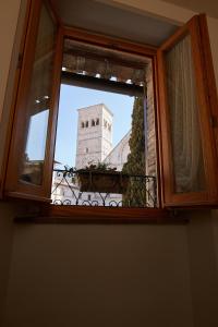 una ventana con vistas a un edificio en CORE MIO en Asís