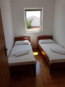 En eller flere senge i et værelse på Apartment Malinska 33