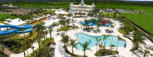 una vista aérea de un parque acuático en un complejo en DREAM HOUSE, ECOLAB Sanitzed NEAR DISNEY, POOL FENCE en Orlando