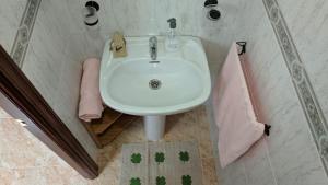 CarratracaにあるCasa Rural Los Bañosのバスルーム(白いシンク、ピンクのタオル付) +16枚の写真