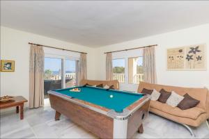 ラ・カラ・デ・ミハスにあるVilla Aurelia Sea views Heatable Pool - Billiard Ping-pong Fooball table - Beach & All at 500 mのギャラリーの写真