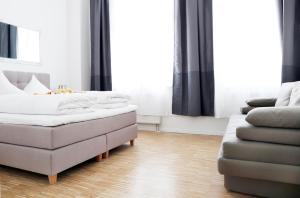 sala de estar con cama y sofá en SC 1 Cozy Family & Business Flair welcomes you - Rockchair Apartments, en Berlín