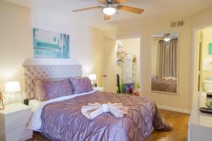 Dormitorio con cama morada con arco en Disney Adjacent, en Kissimmee 28 fotos más