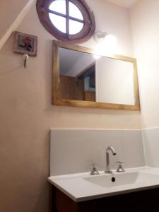 ein Badezimmer mit Waschbecken und Spiegel in der Unterkunft Casa Alpina Frente al Mar - Aguas Verdes in Aguas Verdes + 34 Fotos