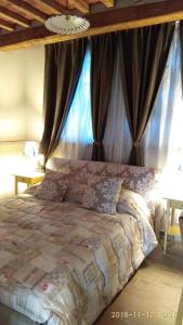 Schlafzimmer mit einem Bett mit Baldachin und Vorhängen in der Unterkunft Le rondini di San Donato in Lucca