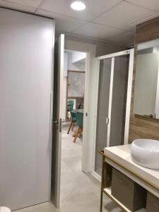 a bathroom with a sink and a mirror at Apartamento Joseph , luminoso, bonito y muy céntrico in Valencia